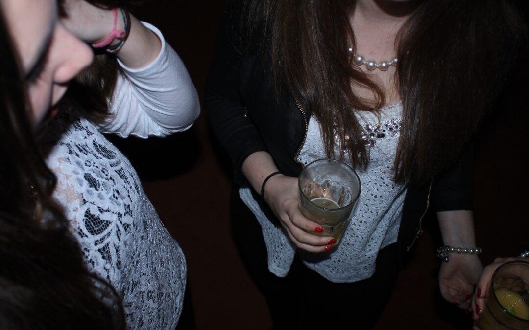 Qué hacer si mi hijo bebe mucho alcohol