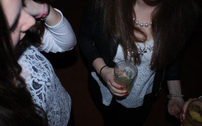 Qué hacer si mi hijo bebe mucho alcohol