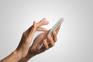 tratamiento para la adicción al móvil en Valencia - mano con telefono